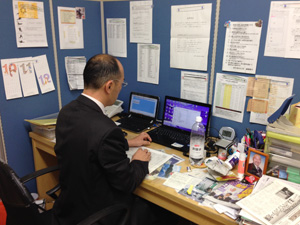坂野上先生の複雑な机